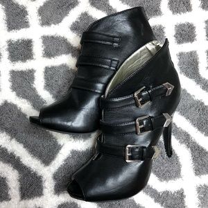 💫GUESS OPEN TOE BOOTIES WITH TRIPPLE BUCKLE sz8